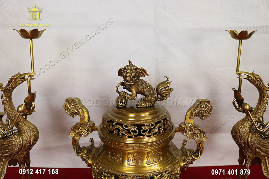 Con Ngh&ecirc; tr&ecirc;n đỉnh rồng được đ&uacute;c liền với phần lắp, theo tạo h&igrave;nh của con ch&oacute; giữ nh&agrave;, gi&uacute;p trấn trạch, đem lại b&igrave;nh an cho gia chủ